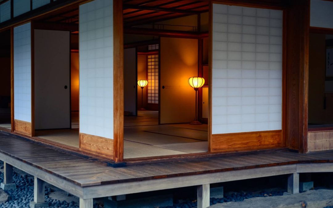 Une maison stylée avec une porte japonaise